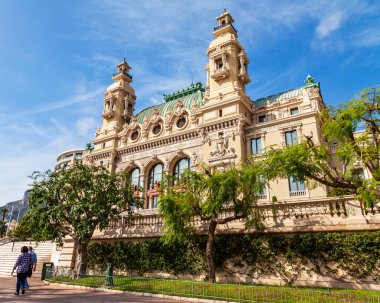 Monte Carlo, Monako, 13 Ekim 2019. Güneşli havada güzel şehir manzarası. Monako 'nun ünlü kumarhanesi ve yakınına park et.