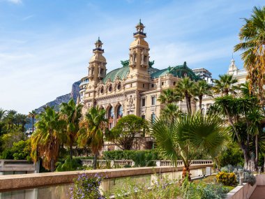 Monte Carlo, Monako, 13 Ekim 2019. Güneşli havada güzel şehir manzarası. Monako 'nun ünlü kumarhanesi ve yakınına park et.