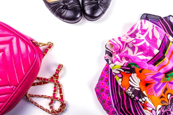 ピンクの女性のバッグ 黒の靴とパターン化されたスカーフの断片とフラットレイ — ストック写真