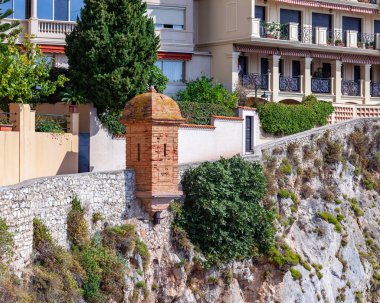 Monte Carlo, Monako, 13 Ekim 2019. Deniz kıyısındaki bir uçurumun üzerinde bulunan caddenin mimari topluluğunun güzel manzarası.