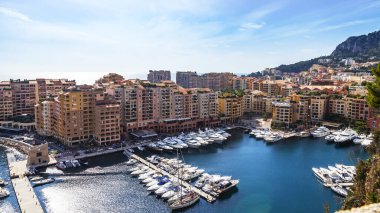 Monte Carlo, Monako, 13 Ekim 2019. Güzel bir yerleşim yeri manzarası, körfez ve demirlemiş yatlar..