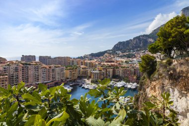 Monte Carlo, Monako, 13 Ekim 2019. Güzel bir yerleşim yeri manzarası, körfez ve demirlemiş yatlar..