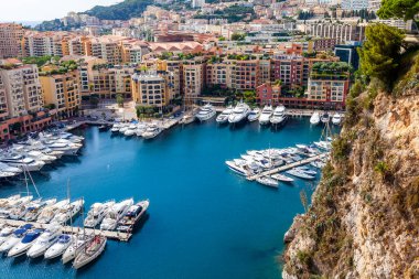 Monte Carlo, Monako, 13 Ekim 2019. Güzel bir yerleşim yeri manzarası, körfez ve demirlemiş yatlar..