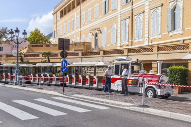 Monte Carlo, Monako, 13 Ekim 2019. Okyanus Müzesi yakınlarındaki bir meydanda elektrikli bir turist treni yolcuları bekliyor..
