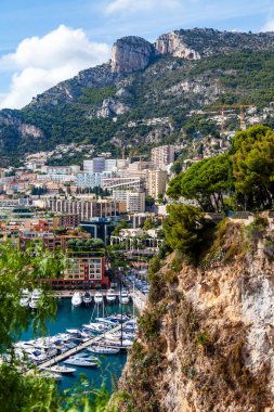 Monte Carlo, Monako, 13 Ekim 2019. Güzel bir yerleşim yeri manzarası, körfez ve demirlemiş yatlar..