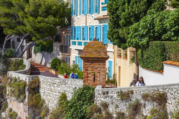 2019年10月13日 摩纳哥蒙特卡洛 位于海边悬崖之上的街道建筑群的美丽景色 — 图库照片