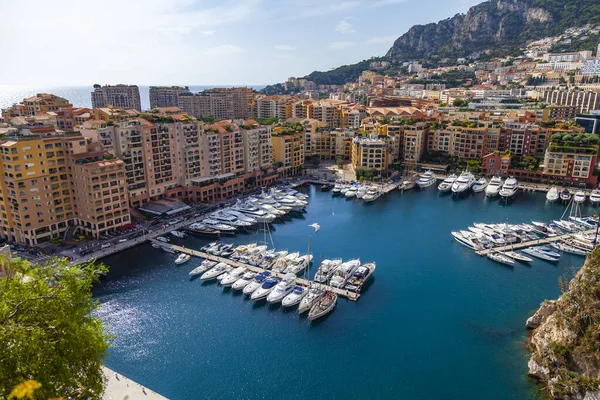Monte Carlo, Monako, 13 Ekim 2019. Güzel bir yerleşim yeri manzarası, körfez ve demirlemiş yatlar..