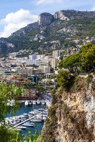 Monte Carlo, Monako, 13 Ekim 2019. Güzel bir yerleşim yeri manzarası, körfez ve demirlemiş yatlar..