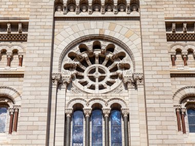 Monte-CARLO, Monako, 10 Ekim 2019. Bir katedralin mimari detayları (Aziz Nikolay Katedrali)