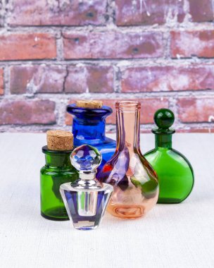 Masadaki klasik cam şişeler.