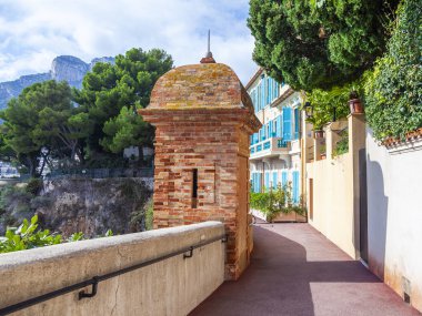 Monte Carlo, Monako, 13 Ekim 2019. Deniz kıyısındaki bir uçurumun üzerinde bulunan caddenin mimari topluluğunun güzel manzarası.