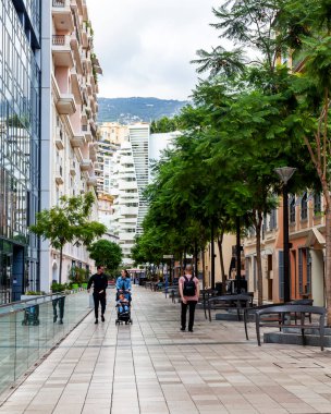 Monte Carlo, Monako, 13 Ekim 2019. Güneşli havada güzel şehir manzarası. Sokaktaki tipik mimari topluluk ve güney ağaçları.