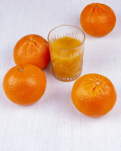 Chutné Mandarinky Džus Průhledném Skle Stole — Stock fotografie