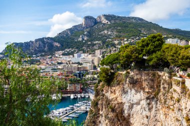 Monte Carlo, Monako, 13 Ekim 2019. Güzel bir yerleşim yeri manzarası, körfez ve demirlemiş yatlar..