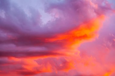 Gün batımında parlak bulutlu manzara