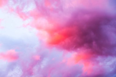 Gün batımında parlak bulutlu manzara