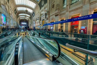 Milan, İtalya, 12 Şubat 2020. Milano Merkez Tren İstasyonu 'nun yolcu odasının içi.