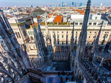 Milan, İtalya, 12 Şubat 2020. Şehrin ilgi odağı katedraldir (İtalyanca: Duomo di Milano veya Cattedrale di Santa Maria Nascente). Çatıdan kareye bak