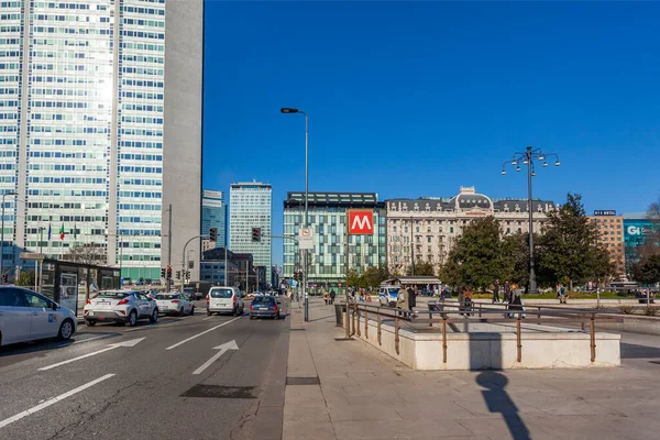 Mediolan Włochy Lutego 2020 Typowy Widok Miasto Nowoczesnym Budynku Samochody — Zdjęcie stockowe