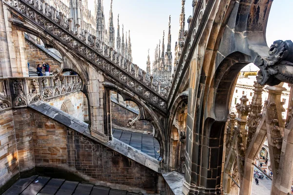Milan, İtalya, 12 Şubat 2020. Şehrin ilgi odağı katedraldir (İtalyanca: Duomo di Milano veya Cattedrale di Santa Maria Nascente). Katedral çatısının taş kaplama dekoru