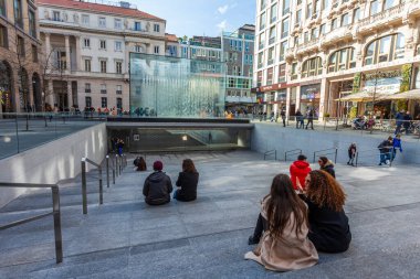 Milan, İtalya, 12 Şubat 2020. Şehrin tarihi bölgesinde cazip modern çeşme