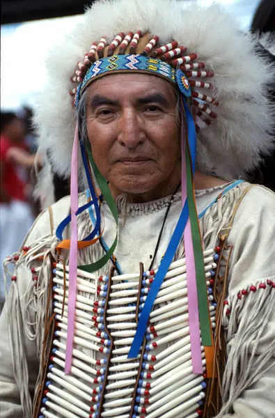 Cheyenne velho chefe com penas — Fotografia de Stock