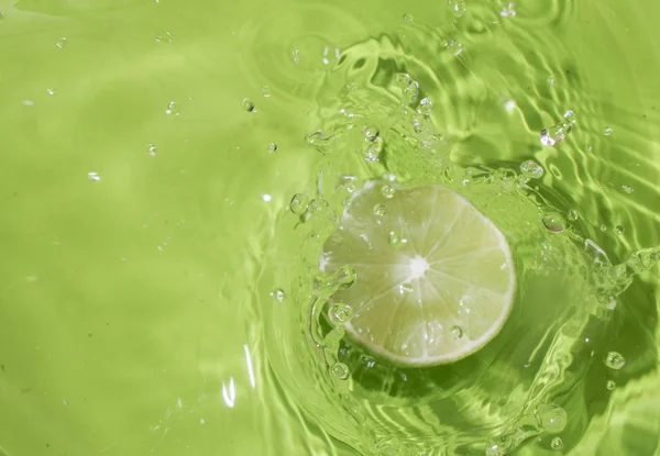  limon su sıçrama arka plan üzerinde