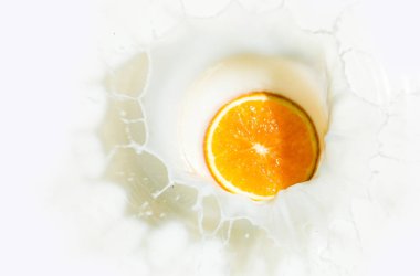 Turuncu süt sıçrama üzerinde arka izole