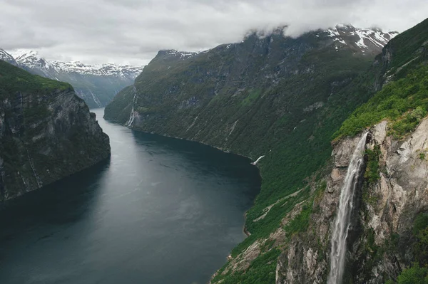 Fiord sempit tertutup oleh pegunungan — Stok Foto