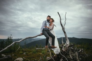 sarılma ve ölü odun üzerinde duran bir çift