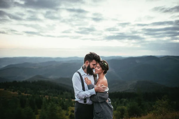 Jovem casal abraçando e de pé cara a cara — Fotografia de Stock