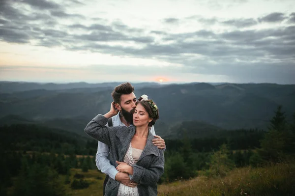 Par kramas och kyssas medan utomhus — Stockfoto