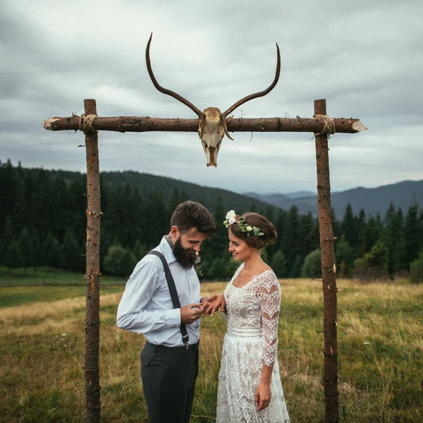 Hombre poniendo anillo en la mano novia — Foto de Stock