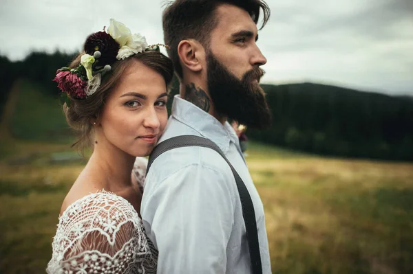 Mulher de pé atrás do homem — Fotografia de Stock