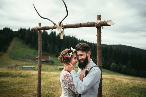 Par kramar och stå ansikte mot ansikte — Stockfoto