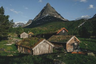 Dağları ile ahşap evler 