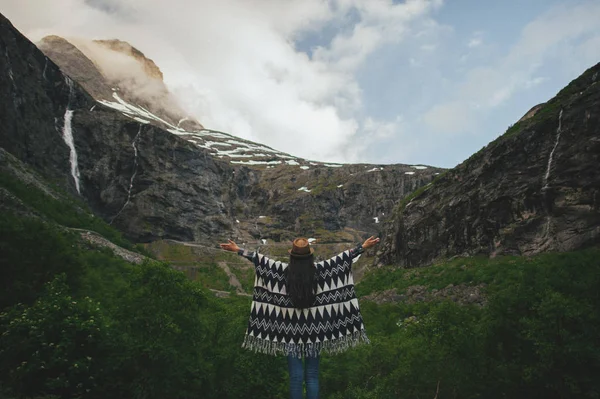 Mulher Hipster nas montanhas — Fotografia de Stock