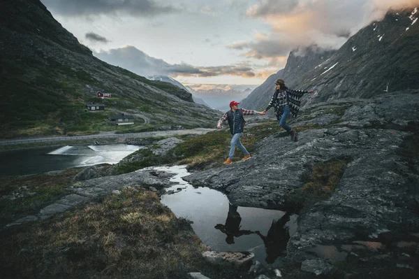 Schönes Paar hält Händchen in der Nähe des Flusses — Stockfoto