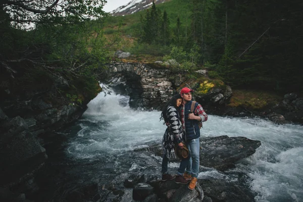 Beau couple près de rivière en montagne — Photo