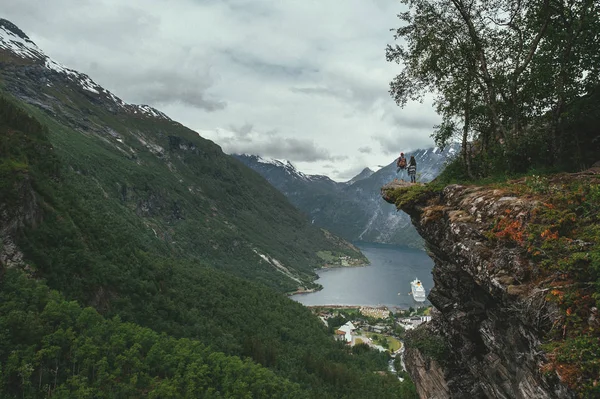 Underbara par i toppen av bergen — Stockfoto