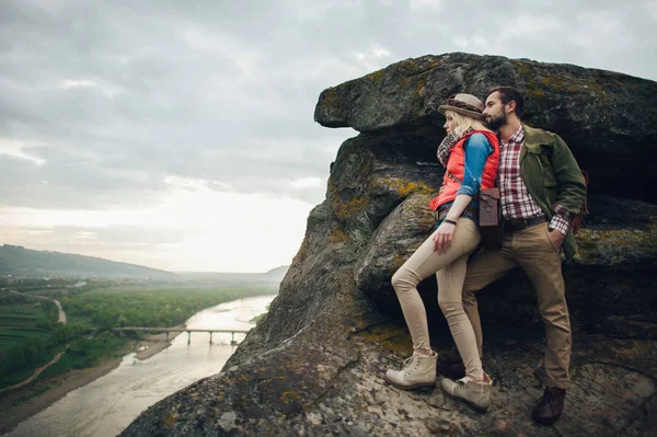 Encantadora pareja hipster en las montañas — Foto de Stock