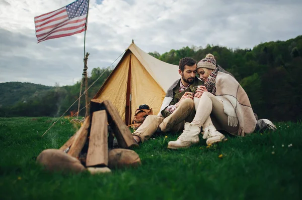 Pasangan dekat tenda dan api unggun — Stok Foto