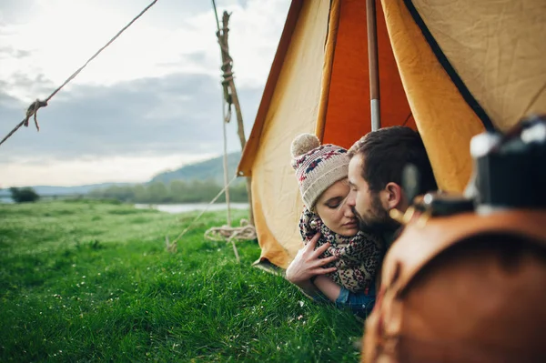 Pasangan hipster beristirahat di tenda — Stok Foto