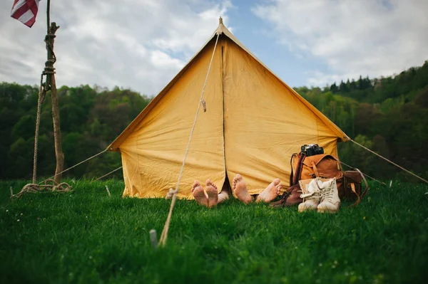 Hipster par vila i tältet — Stockfoto