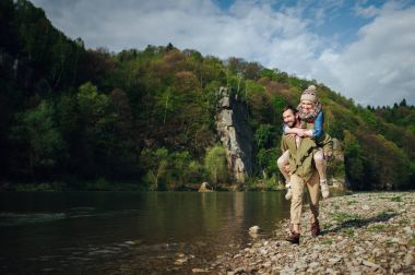 nehir kenarında oturan Çift 