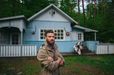 hipster adam House yanında ayakta