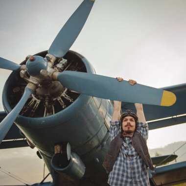 adamın yanına uçağın içinde günbatımı