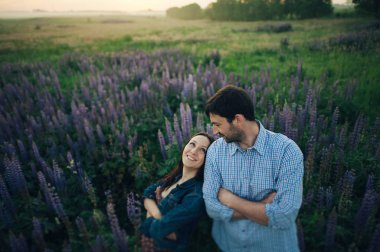 Çift ayakta çim ve çiçek