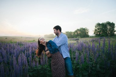 güzel çift çiçekler eğleniyor