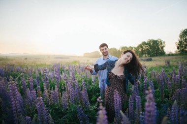 güzel çift çiçekler eğleniyor